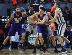 开云体育中国-NBA巨星连续砍下两双数据，表现抢眼