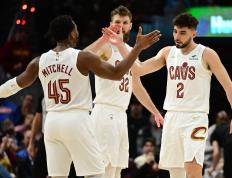 开云体育中国-雄鹿再擒骑士，字母哥强势砍下分