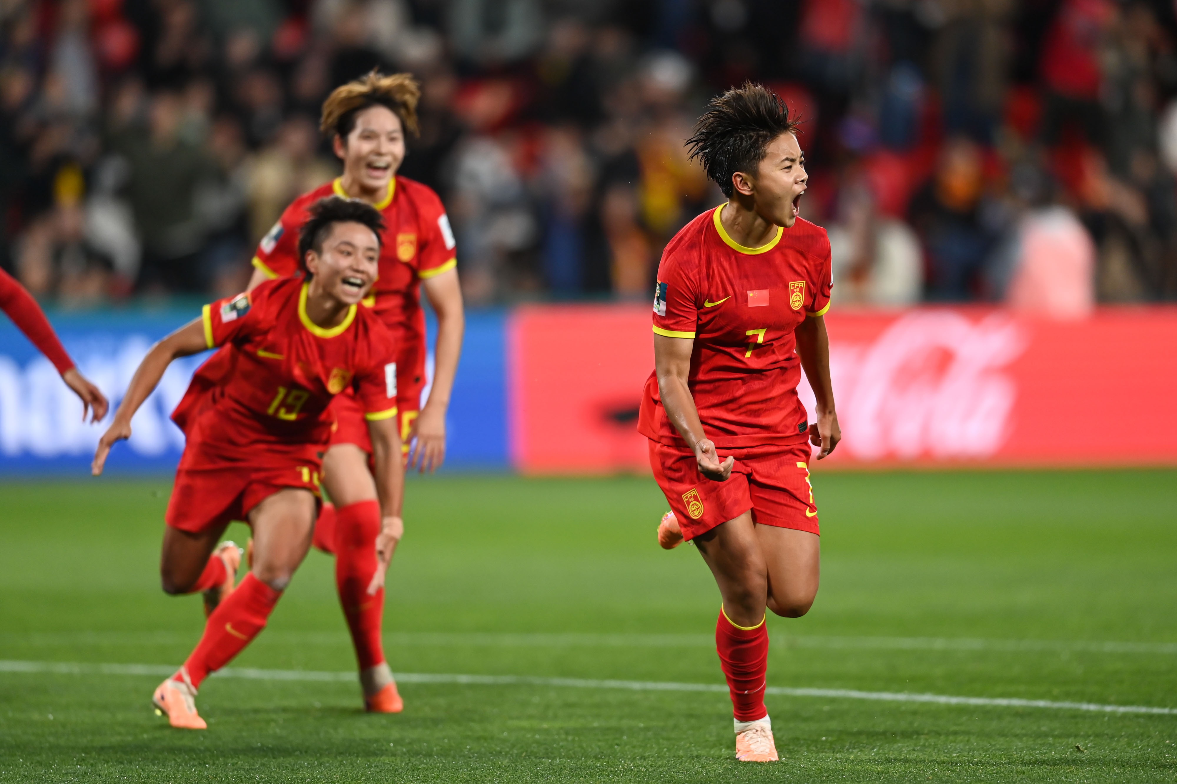 开云下载-热闹场面：女足比赛吸引万千目光