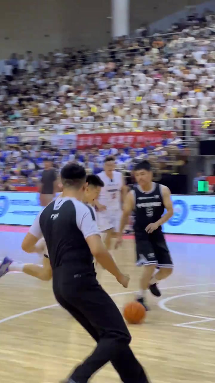 开云APP-顶级对决引爆激情，场上厮杀正酣