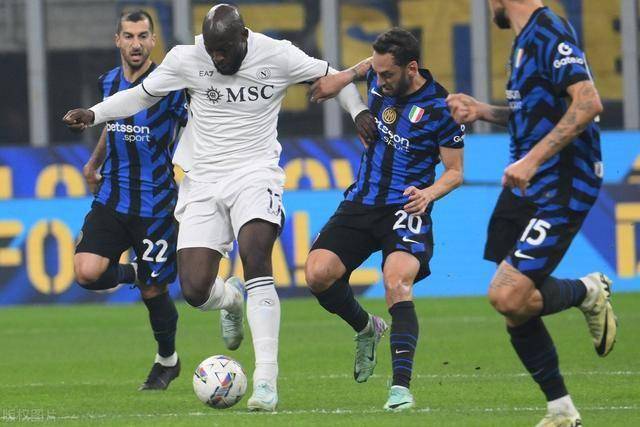 开云体育下载-那不勒斯中场频频抢断，制造对手失误的简单介绍