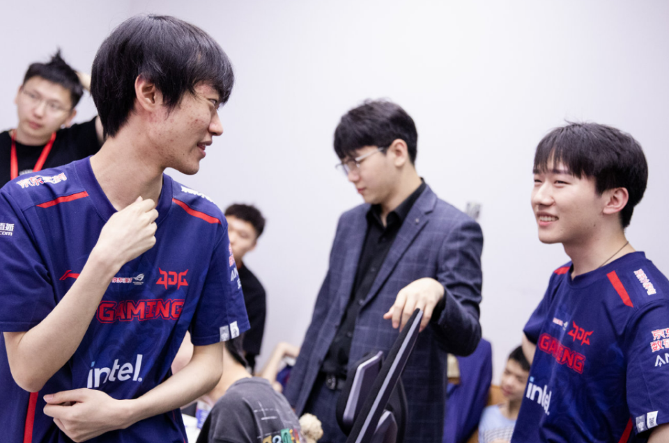 开云体育登录-C9力克MAD，Elk团战一打五激烈交锋成都决赛之夜，让粉丝疯狂欢呼