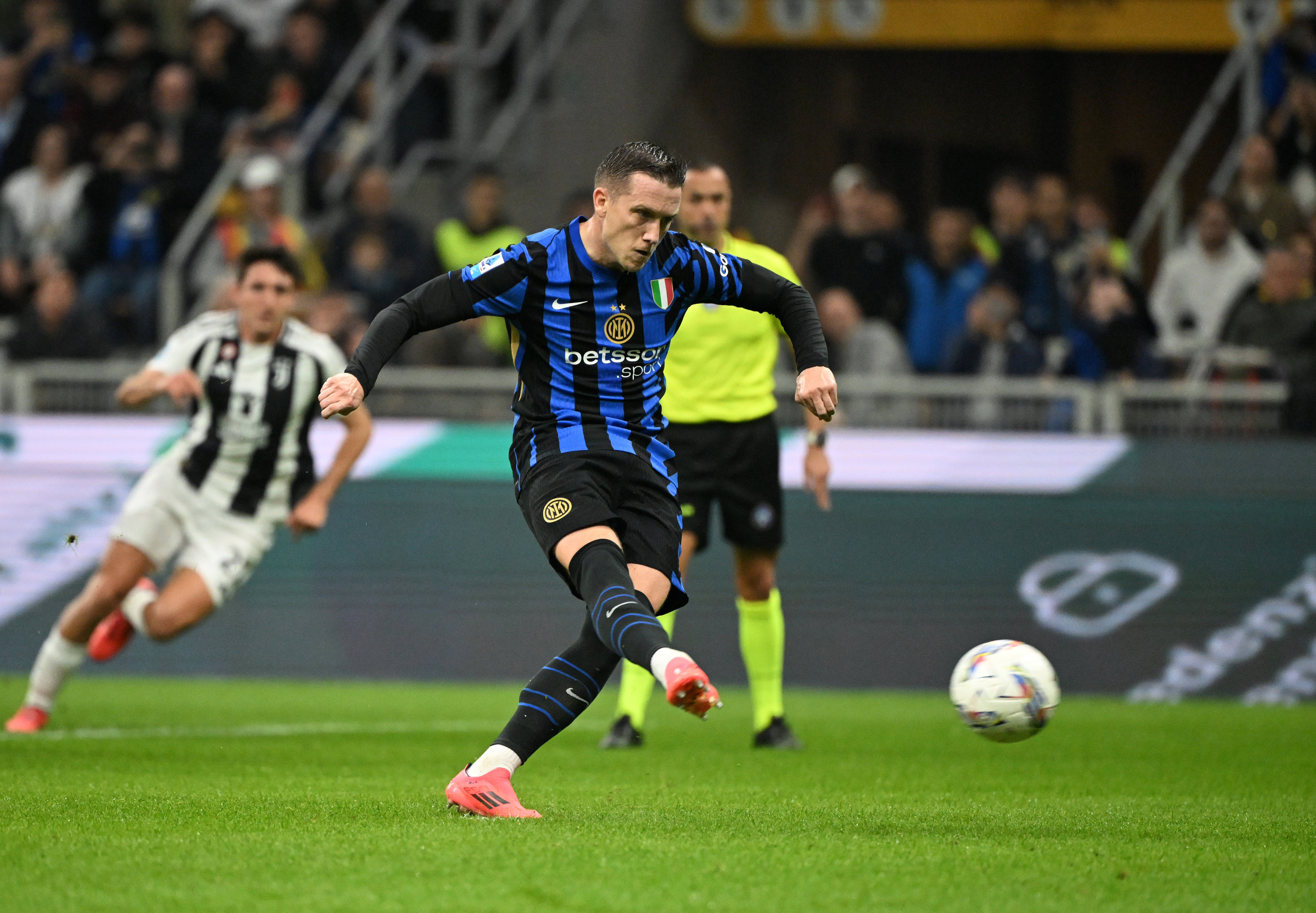 开云体育中国-国米前场球员精彩表现，全队攻击火力无敌