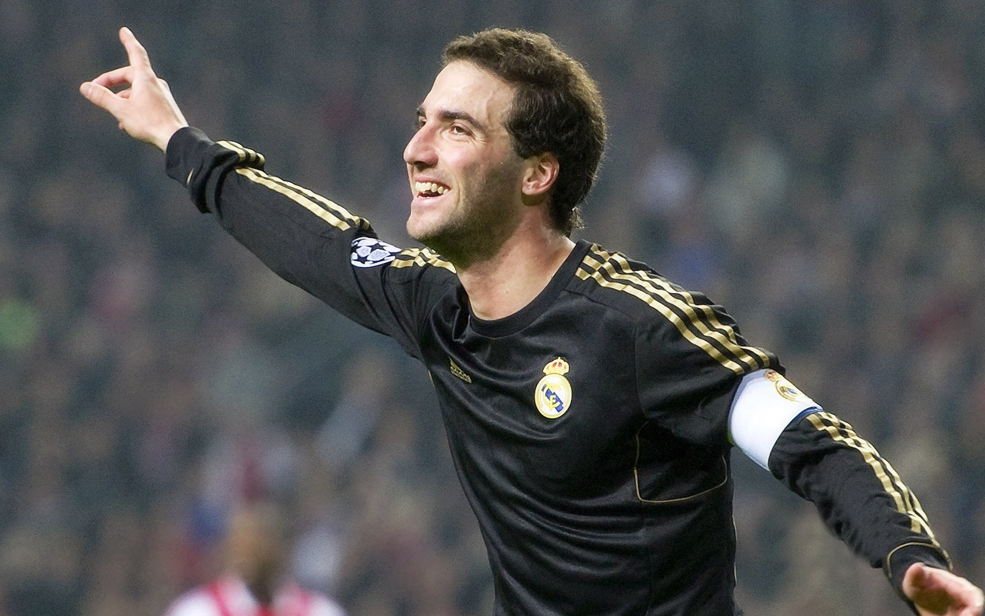 开云平台-聚光灯骤亮时，那个让非洲雄鹰叼走尼日斯的日本影子